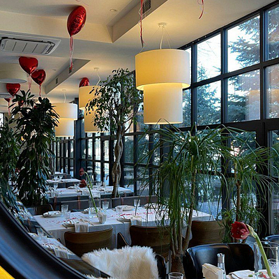 Містер Чарлі — Restaurant